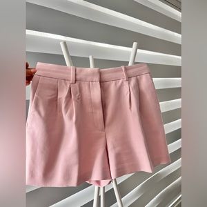 Aritzia Babaton pleated shorts in poetic pink (size 6)